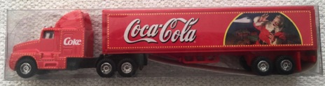 10135-3 € 5,00 coca cola vrachtwagen kerstman bij trein 18 cm.jpeg
